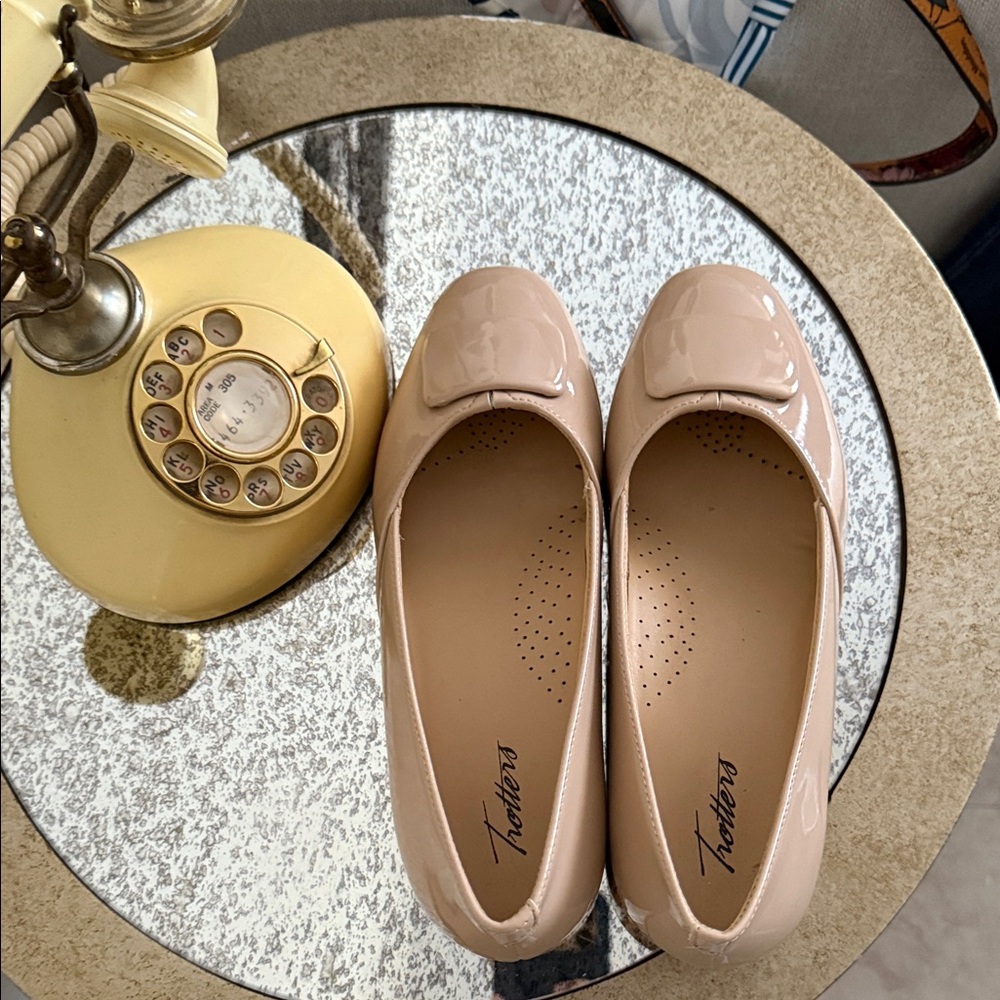 Trotters Women's Nude Patent Loafers - Picture 1 of 2